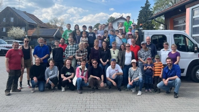 Etwa 65 freiwillige Helferinnen und Helfer beteiligten sich an der Waldräumung in Grasbrunn. (Foto: Gemeinde Grasbrunn)