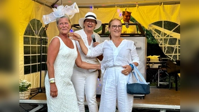 Die Mitorganisatorinnen Andrea Seeböck und Spiri Schnabel prämierten das beste Outfit des Abends. (Foto: Seeböck)
