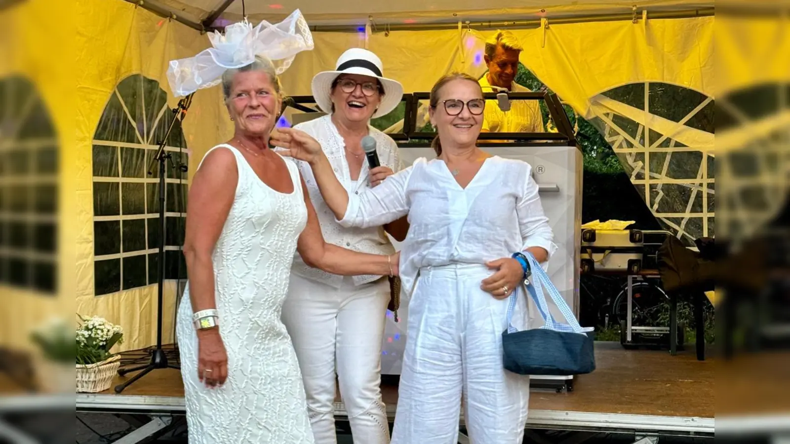Die Mitorganisatorinnen Andrea Seeböck und Spiri Schnabel prämierten das beste Outfit des Abends. (Foto: Seeböck)
