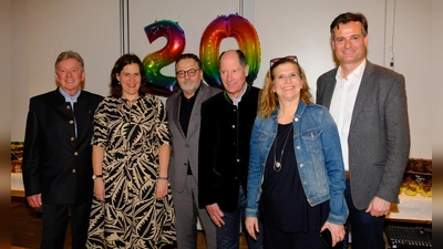 20 Jahre Pelkovenschlössl - ein Grund zu feiern für (von links) Alois Lang (Vorsitzender Gesamtverein Moosach), Bürgermeisterin Verena Dietl, Kulturreferent Anton Biebl, BA-Chef Wolfgang Kuhn, Geschäftsführerin Julia Schönfeld-Knor und MdL Alexander Dietrich. (Foto: Robert Bösl)