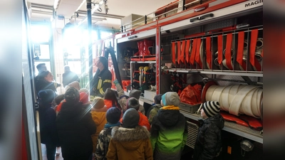 Im Feuerwehrhaus gab es viel Anschauungsmaterial für die Kinder. (Foto: FFW Alling)
