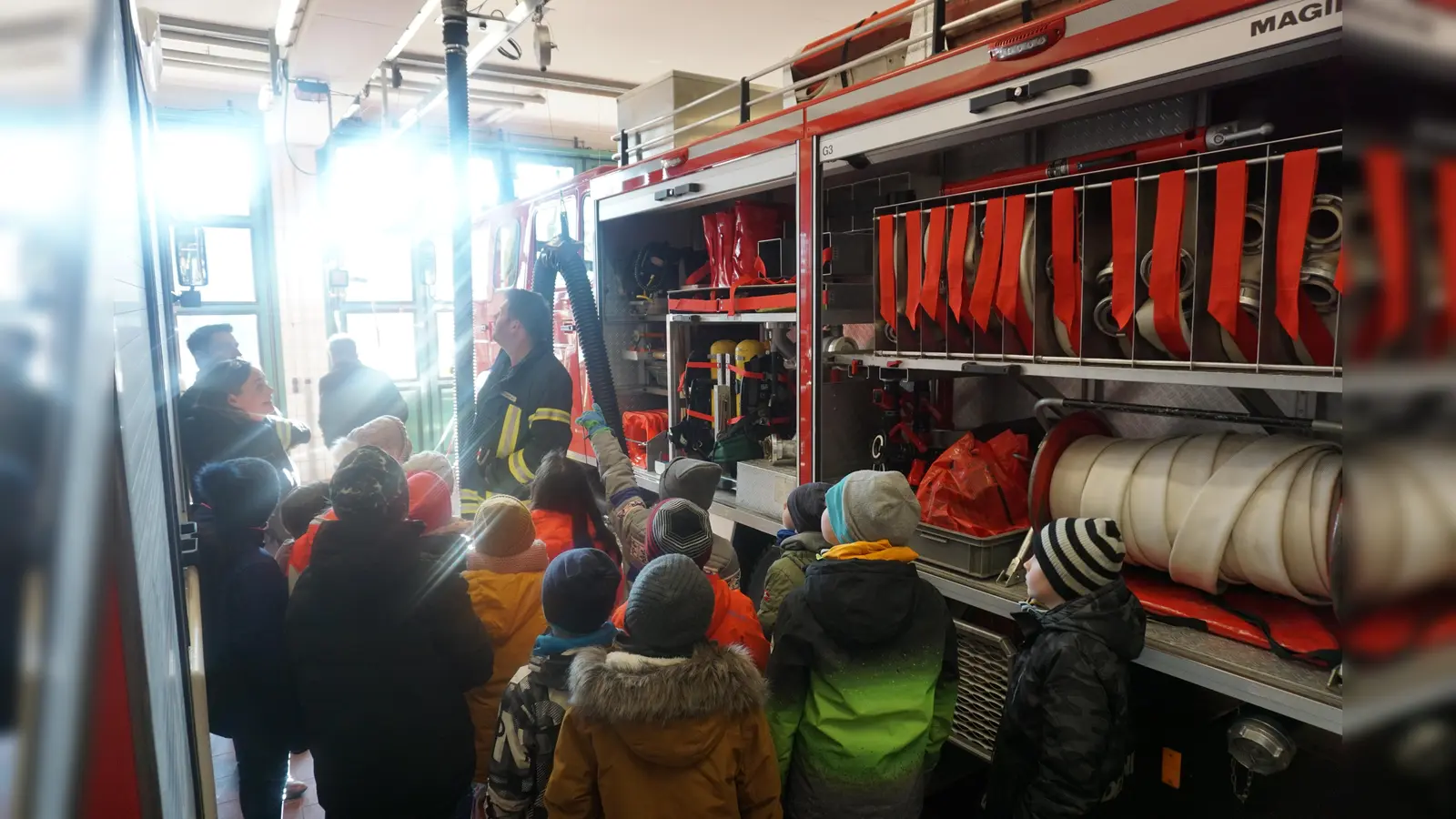 Im Feuerwehrhaus gab es viel Anschauungsmaterial für die Kinder. (Foto: FFW Alling)