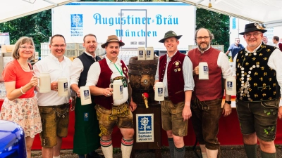 Auch im vergangenen Jahr wurde in Allach gefeiert (v.l.): Stefanie Martin (BA), Konrad M. Weber (IG), Albert Zellner, Florian Wimmer (1. Vorstand Freiwillige Feuerwehr Allach), Sebastian Fichtl (2. Vorstand Freiwillige Feuerwehr Allach), Pascal Fuckerieder (BA) sowie Franz Höcht (Augustiner Brauerei). (Foto: Freiwillige Feuerwehr Allach)
