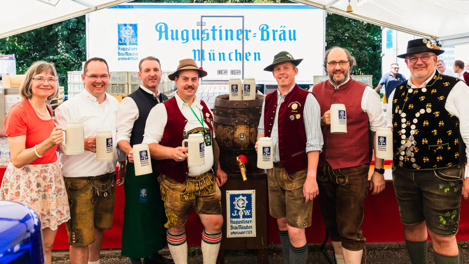 Auch im vergangenen Jahr wurde in Allach gefeiert (v.l.): Stefanie Martin (BA), Konrad M. Weber (IG), Albert Zellner, Florian Wimmer (1. Vorstand Freiwillige Feuerwehr Allach), Sebastian Fichtl (2. Vorstand Freiwillige Feuerwehr Allach), Pascal Fuckerieder (BA) sowie Franz Höcht (Augustiner Brauerei). (Foto: Freiwillige Feuerwehr Allach)