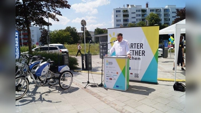 Bürgermeister Josef Schmid hat die Mobilitätsstation eröffnet. (Foto: pst)