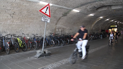 In der Röhre am Laimer S-Bahnhof hängt nicht nur das Schild schief. Immer wieder klagen Bürger über Konflikte zwischen Radfahrern und Fußgängern.  (Foto: Beatrix Köber)
