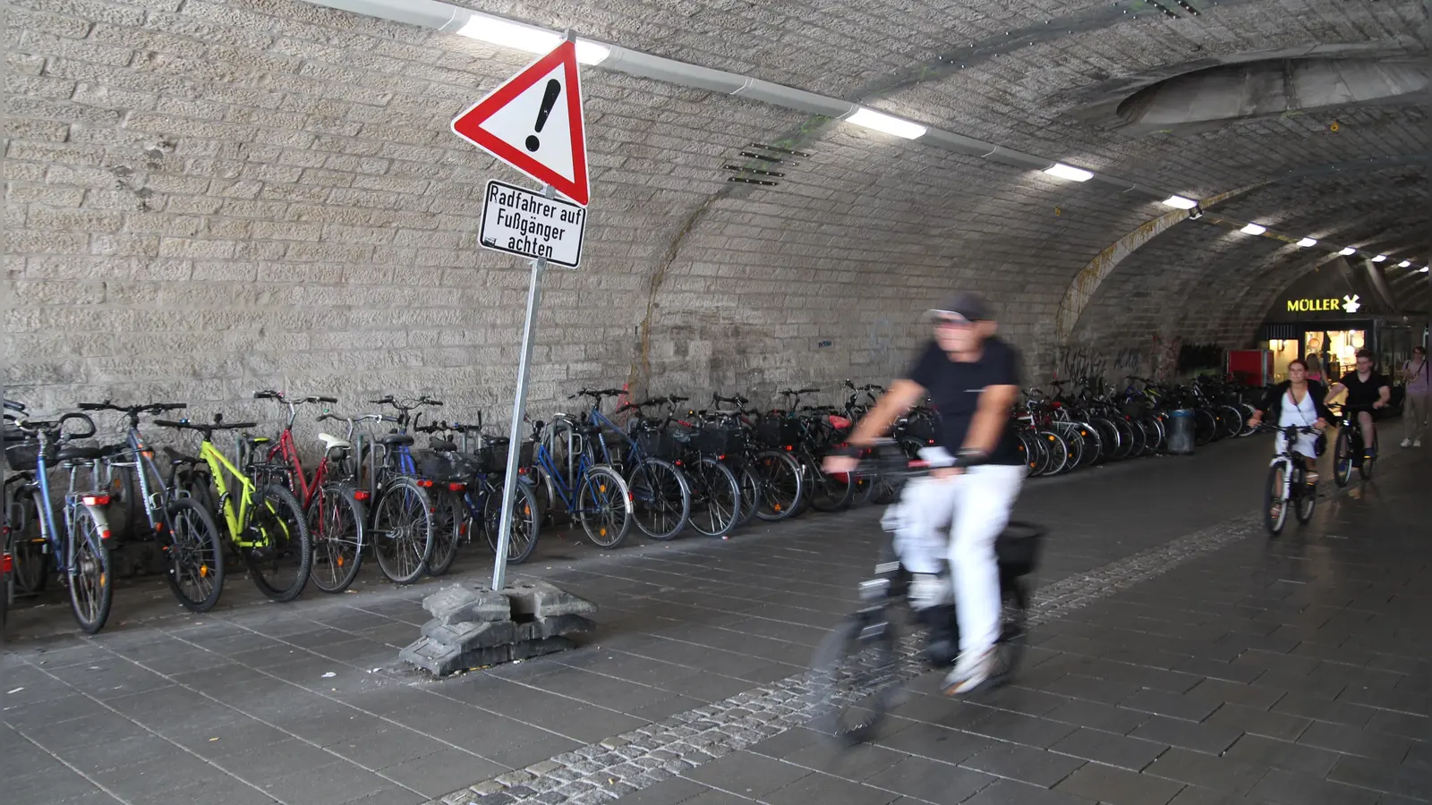 In der Röhre am Laimer S-Bahnhof hängt nicht nur das Schild schief. Immer wieder klagen Bürger über Konflikte zwischen Radfahrern und Fußgängern.  (Foto: Beatrix Köber)