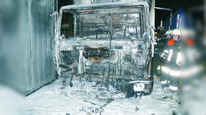 Das Fahrerhaus des LKW brannte völlig aus. (Foto: Feuerwehr Karlsfeld)