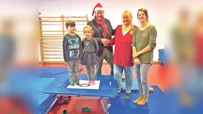 Freude bei groß und klein über das neue Trampolin herrschte in der Kita Graslilienanger. 	 (Foto: Diakonie Hasenbergl)