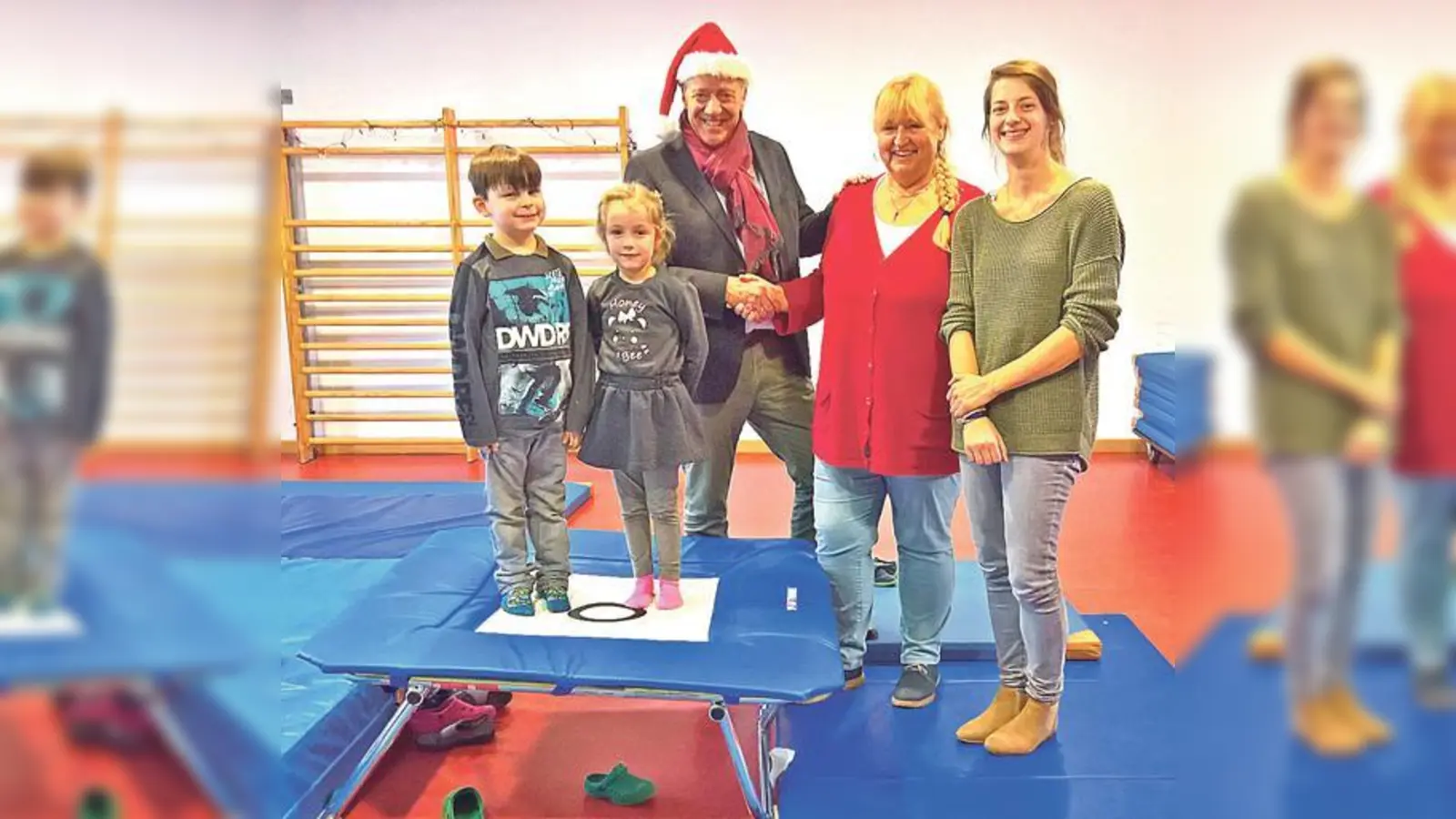 Freude bei groß und klein über das neue Trampolin herrschte in der Kita Graslilienanger. 	 (Foto: Diakonie Hasenbergl)