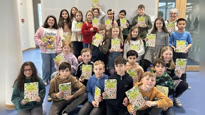 Der neue Kinderstadtplan wurde in der Grundschule an der Aidenbachstraße mit den vierten Klassen offiziell vorgestellt. (Foto: SpiellandschaftStadt e.V.)