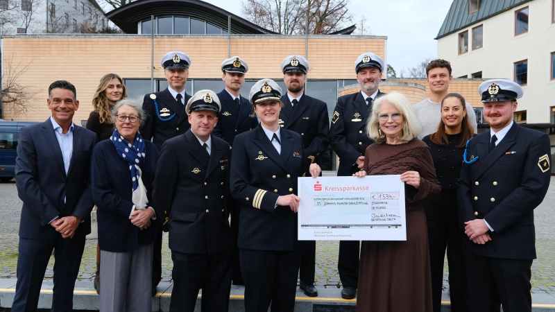 Scheckübergabe vor dem Rathaus: Bianca Hönigschmid (Stadt Starnberg), Christian Fries (Stadt Starnberg) sowie U-Boot-Referent Michael Landwehr, Christiane Falk (Dritte Bürgermeisterin), Korvettenkapitän Claudia Neben (vorne Mitte), Angelika Kammerl (Zweite Bürgermeisterin) und Gizem Keser-Radtke (Stadt Starnberg) mit Besatzungsmitgliedern. (Foto: Stadt Starnberg)