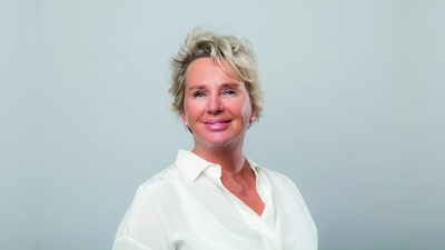 Die Gründerin der LichtBlick Seniorenhilfe e.V., Lydia Staltner, gratuliert zum 100. Geburtstag und dankt für die gute Zusammenarbeit.  (Foto: LichtBlick Seniorenhilfe e.V.)