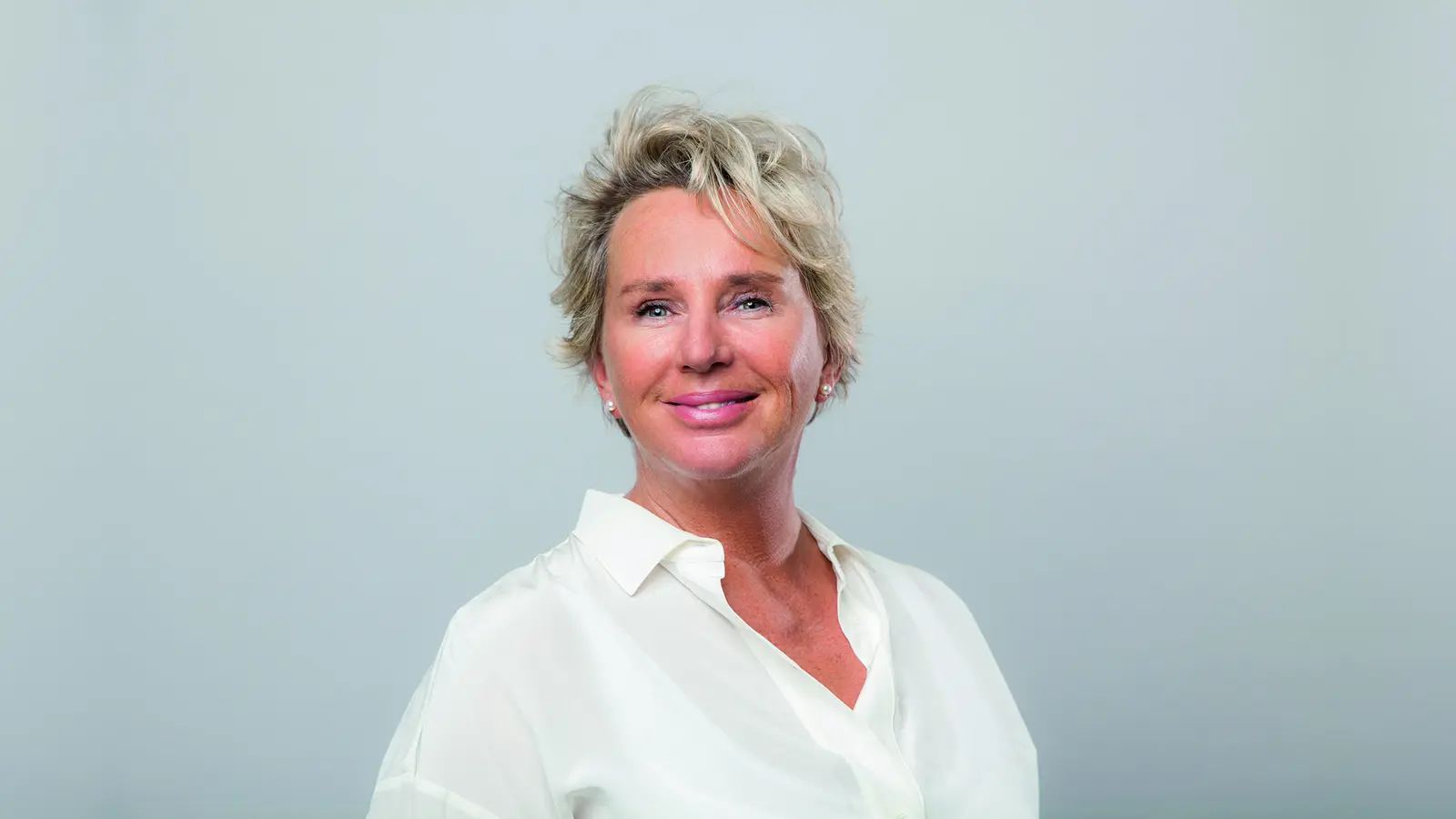 Die Gründerin der LichtBlick Seniorenhilfe e.V., Lydia Staltner, gratuliert zum 100. Geburtstag und dankt für die gute Zusammenarbeit.  (Foto: LichtBlick Seniorenhilfe e.V.)