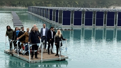 Auch Markus Söder (v. l.) war bei der Bootstour entlang der Photovoltaik-Anlage dabei. (Foto: pst)