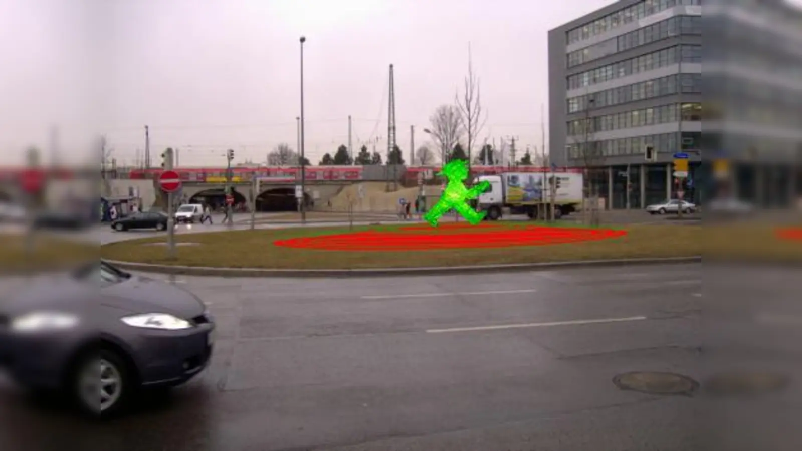 Ein grüner Ampelmann aus Acrylglas soll die Kreuzung vorm S-Bahnhof Laim in einen menschenfreundlichen Platz verwandeln. Simulation: S-J-R