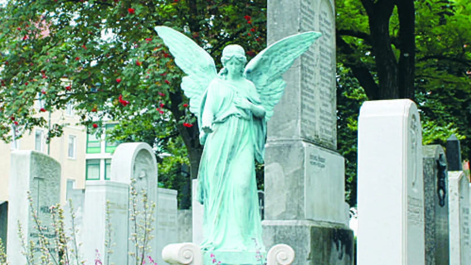Der Sendlinger Friedhof kann über die Zugänge in der Albert-Rosshaupter-Straße und in der Karwendelstraße besucht werden. (Foto: job)