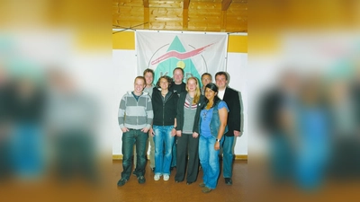Der neue KJR-Vorstand: Michael Turobin‑Ort, Tom Rausch, Hans Radspieler und Markus Schön (hinten v.l.) sowie Sebastian Frietinger, Karin Ruckdäschel, Simône Burger und Hatun Aytan (vorne v.l.). (Foto: pi)