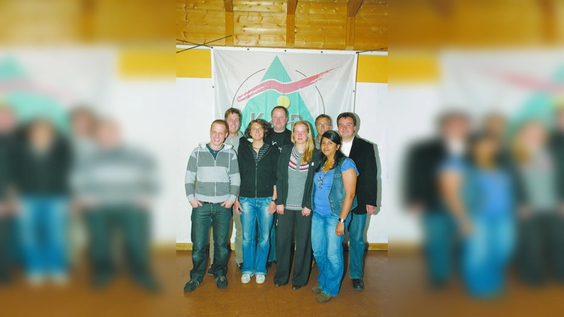 Der neue KJR-Vorstand: Michael Turobin‑Ort, Tom Rausch, Hans Radspieler und Markus Schön (hinten v.l.) sowie Sebastian Frietinger, Karin Ruckdäschel, Simône Burger und Hatun Aytan (vorne v.l.). (Foto: pi)