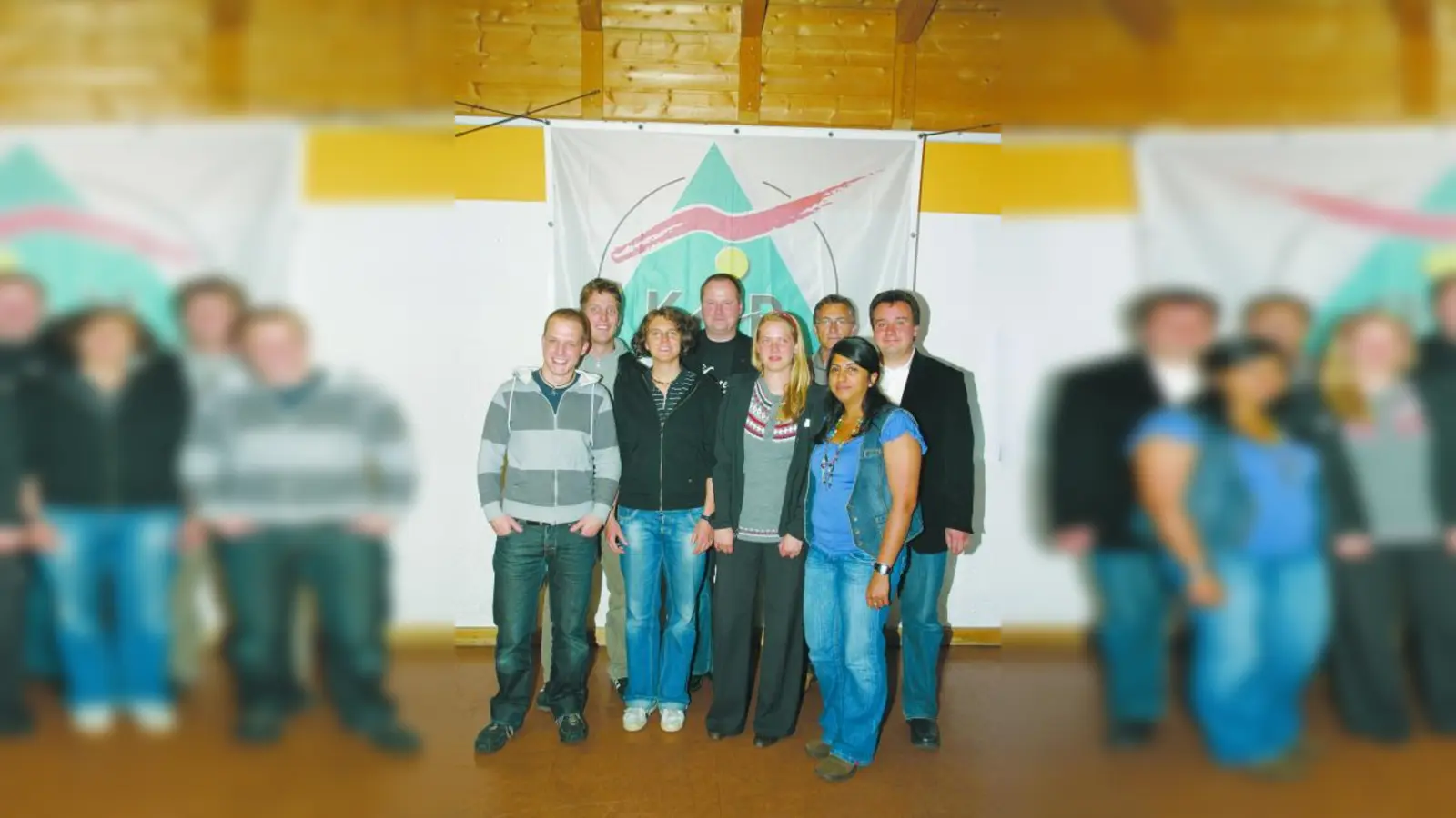 Der neue KJR-Vorstand: Michael Turobin‑Ort, Tom Rausch, Hans Radspieler und Markus Schön (hinten v.l.) sowie Sebastian Frietinger, Karin Ruckdäschel, Simône Burger und Hatun Aytan (vorne v.l.). (Foto: pi)