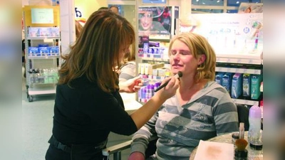 Für die Kundinnen gab es ein Fünf-Minuten-Make-up vom dm-Beauty-Profi. (Foto: ls)