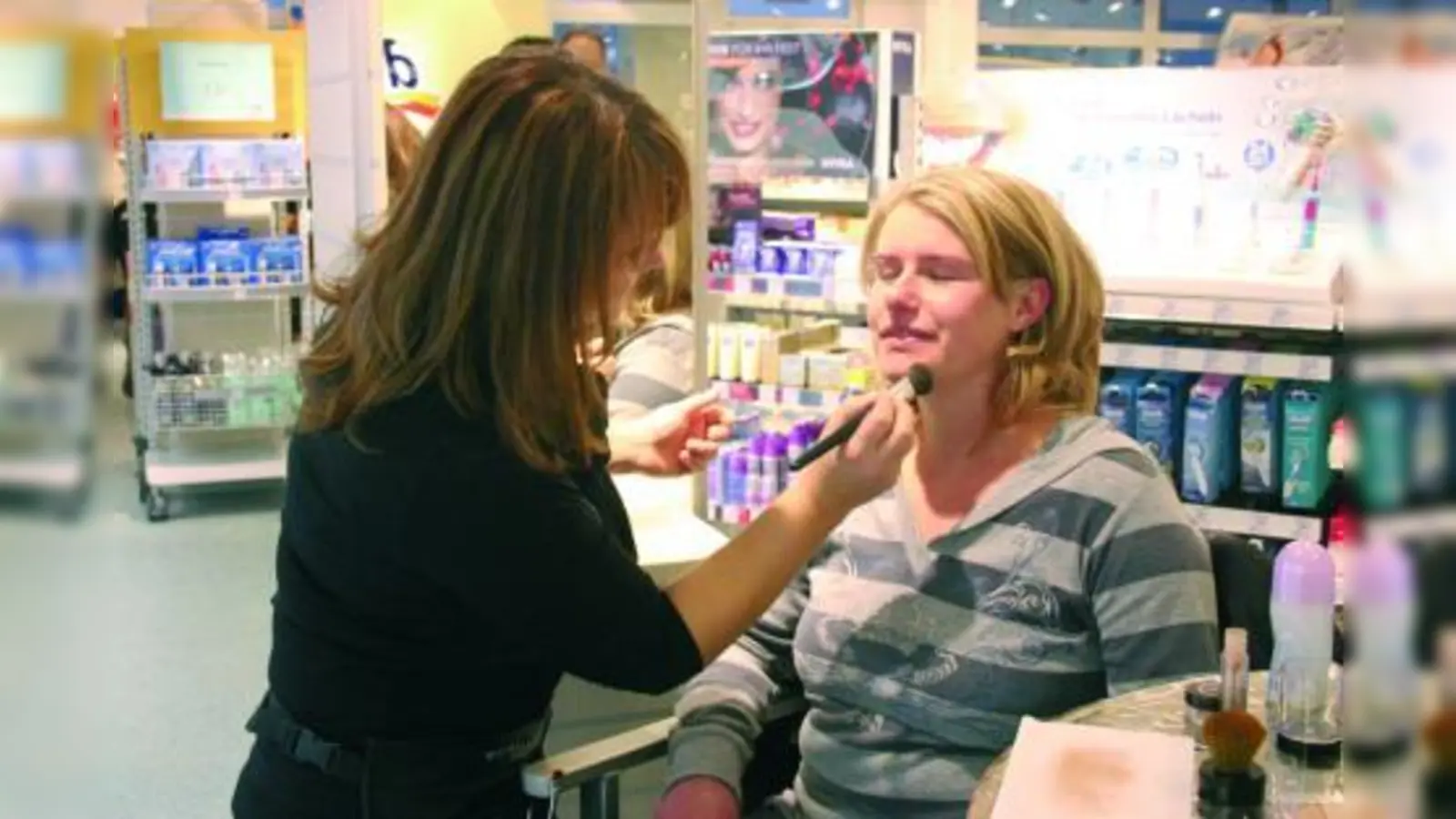 Für die Kundinnen gab es ein Fünf-Minuten-Make-up vom dm-Beauty-Profi. (Foto: ls)