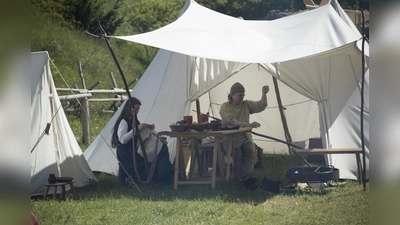 Als Besucher eintauchen in das lebendige Lagerleben. (Foto: Markus Wasmeier)