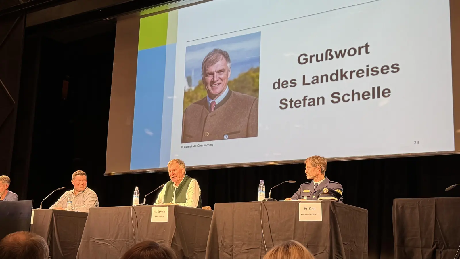Informierten die Bürger bei der Versammlung im Kubiz: (v.l.) Bürgermeister Korbinian Rausch, der stellvertretende Landrat Stefan Schelle und PI-Leiter Siegfried Graf.  (Foto: hw)