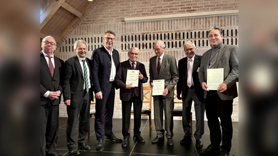 Ehrung für verdienstvolle Mitglieder mit (v.l.) Johannes Wimmer und Andreas Ellmaier, Staatsminitser Markus Blume, Willi Fries, Franz Meisinger, Karl-Heinz Wittmann und Max Faltlhauser. (Foto: Ulrike Seiffert)