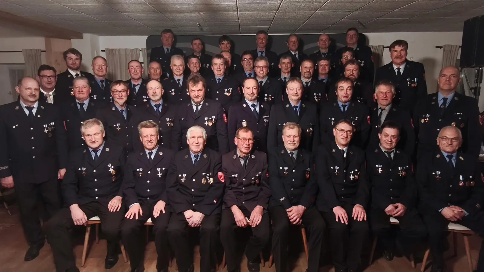 40 Jahre Feuerwehr. Eine großartige Leistung der Jubilare. (Foto: LRA Erding)