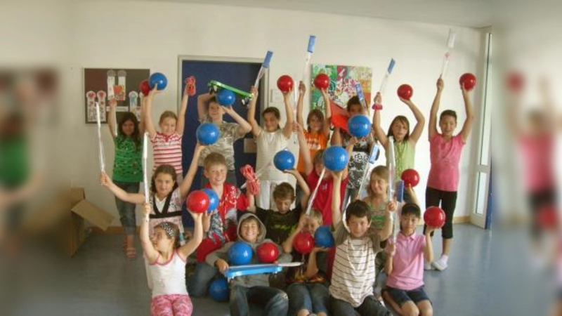Auf den Sportunterricht im kommenden Schuljahr können sich die Neuaubinger Grundschüler/innen dank der neuen Bälle und Sportgeräte ganz besonders freuen. (Foto: privat)