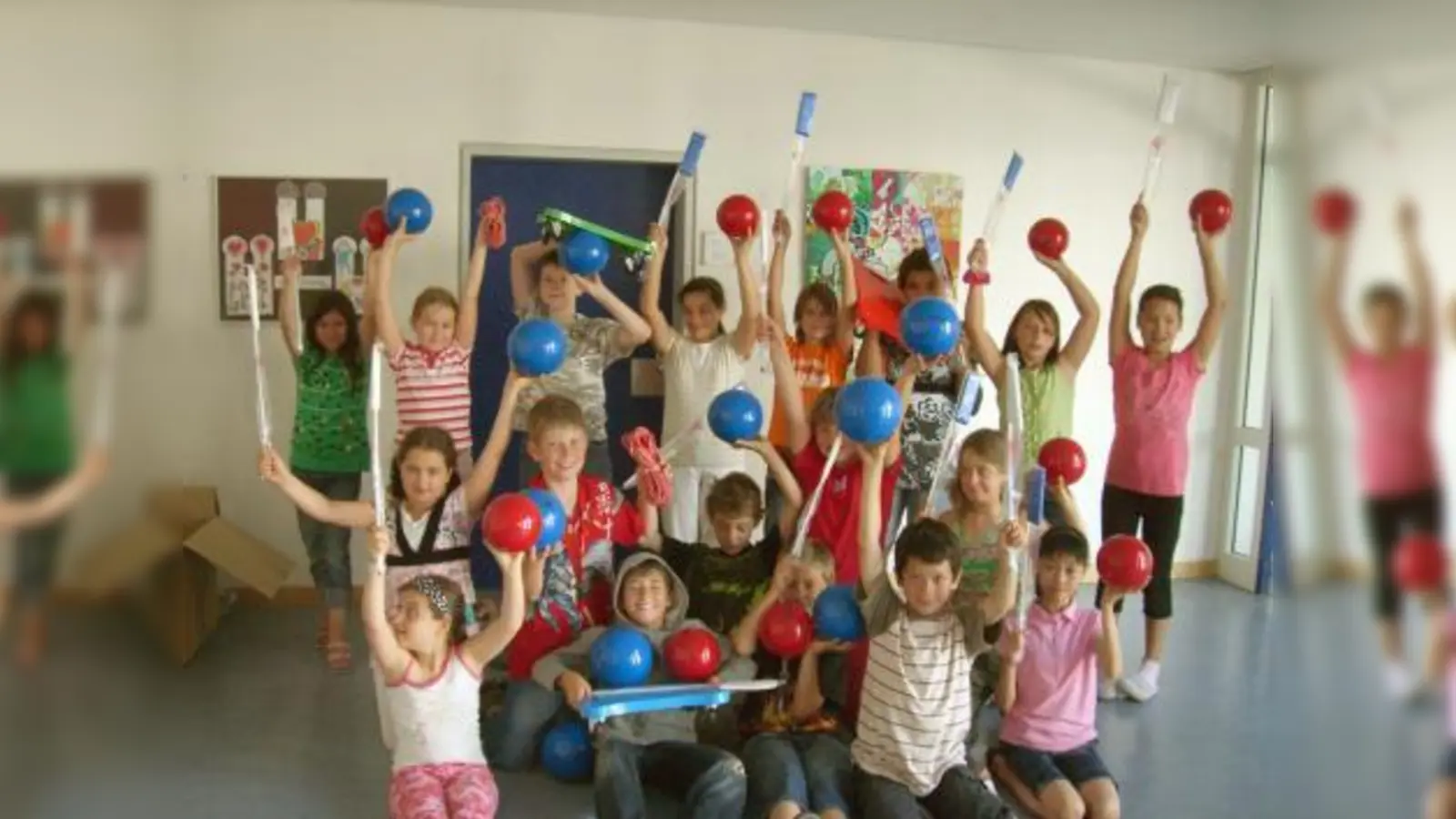 Auf den Sportunterricht im kommenden Schuljahr können sich die Neuaubinger Grundschüler/innen dank der neuen Bälle und Sportgeräte ganz besonders freuen. (Foto: privat)