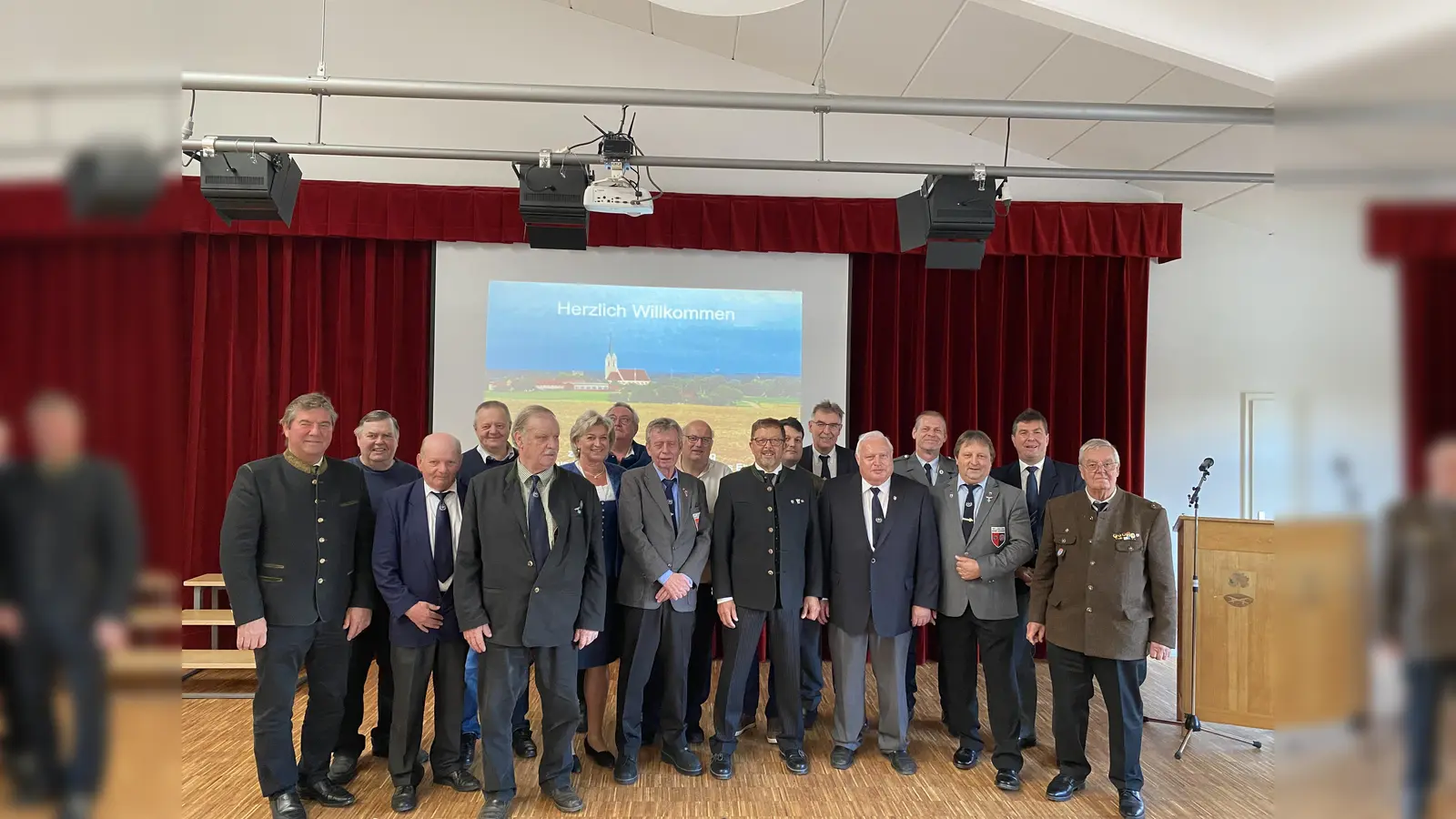 Die Vorstandschaft der Soldaten- und Kriegervereine des Landkreises Ebersberg. (Foto: VA)