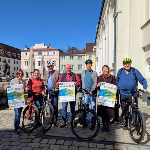 Freuen sich aufs Stadtradeln (v.l.): Gisela Schuster (Tourist-Info), Jutta Liebmann (Amt für Standortförderung, Kultur &amp; Tourismus), Markus Loth (Erster Bürgermeister), Michael Sendl (Werbepartner), Stefan Frenzl (Radverkehrsbeauftragter), Ricarda Sendl (Werbepartner) und Albert Schencking (Lokale Agenda 21). (Foto: Stadt Weilheim)
