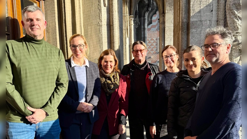 Bürgermeisterin Verena Dietl (Dritte von links) mit Vertretern des Großmarkts und des Verbands des Bayerischen Frucht-Import und Großhandels e.V. (Foto: LHM)