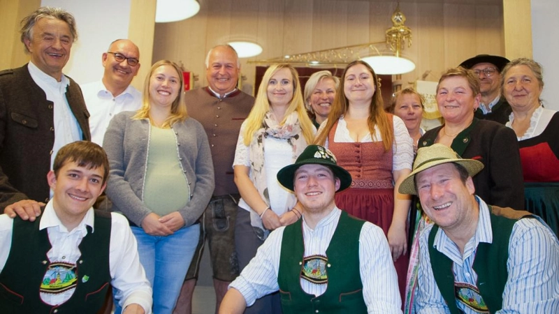 Der Maisinger Festausschuss (erste Reihe v.l.): Xaver Kaspar, Severin Benedikt, Joachim Benedikt, (zweite Reihe) Anton Groiss, Paula Pfeffer, Sophie Schmidtke, Sofie Benedikt, Magret Kaspar sowie (dritte Reihe) Dennis Walther, Klaus Gawellek, Pia Benedikt, Ariane Niedermair, Thomas Golinski und Barbara Kappelmeier-Benedikt.  (Foto: Freiwillige Feuerwehr Maising)