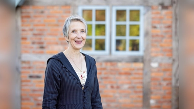 Lena Johannson liest in der Unterhachinger Bücherei aus ihrem Buch über Coco Chanel vor. (Foto: André Leisner)