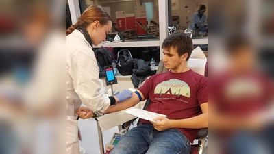 War dabei: Andreas Hosse, Gruppenleiter im Jugendrotkreuz Peißenberg, bei seiner Erst-Spende kurz nach seinem 18. Geburtstag. (Foto: BRK)