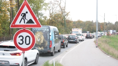Wegen der Bauarbeiten an der Wolfratshauser Straße darf dort höchstens 30 km/h gefahren werden. Oft geht es aber nur viel langsamer durch die Engstelle. (Foto: job)