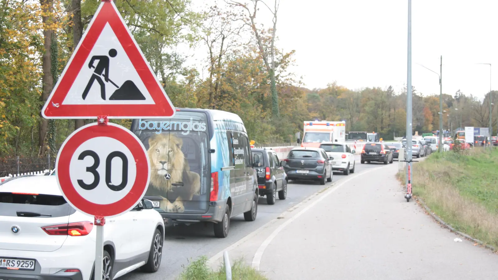 Wegen der Bauarbeiten an der Wolfratshauser Straße darf dort höchstens 30 km/h gefahren werden. Oft geht es aber nur viel langsamer durch die Engstelle. (Foto: job)