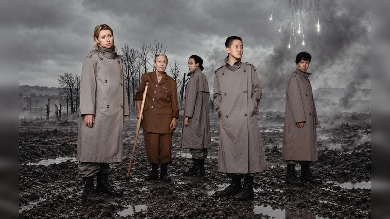 Vier Spielerinnen und eine Tänzerin demontieren die Inszenierung von Kriegen und Helden: Maja Zećo, Waki, Ivy Lißack, Jin Lee und Edith Konrath (von links). (Foto: Verena Kathrein, Yavuz Narin)