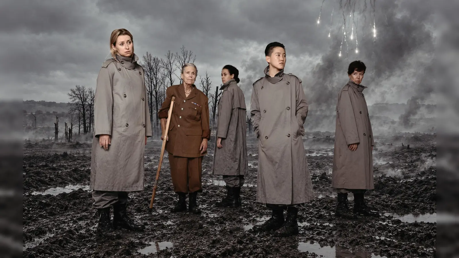 Vier Spielerinnen und eine Tänzerin demontieren die Inszenierung von Kriegen und Helden: Maja Zećo, Waki, Ivy Lißack, Jin Lee und Edith Konrath (von links). (Foto: Verena Kathrein, Yavuz Narin)