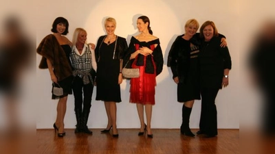 Über eine gelungene Modenschau in den Geschäftsräumen der Pasinger Boutique für Mode &amp; Wohnen freuten sich Inhaberin Jutta Nestler (ganz rechts) und Show-Gestalterin Els Hartmann (zweite von links) mit ihren Models. (Foto: us)
