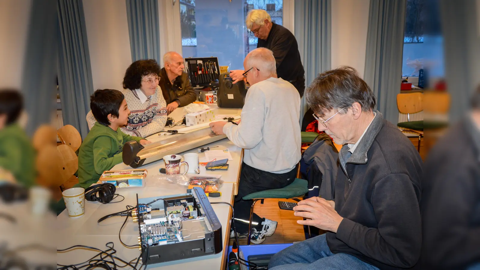 Diplom-Ingenieure, Techniker, Schneiderinnen und Hobbytüftler sorgen dafür, dass im Schnitt über 70 Prozent der Gegenstände wieder repariert werden. (Foto: VA)