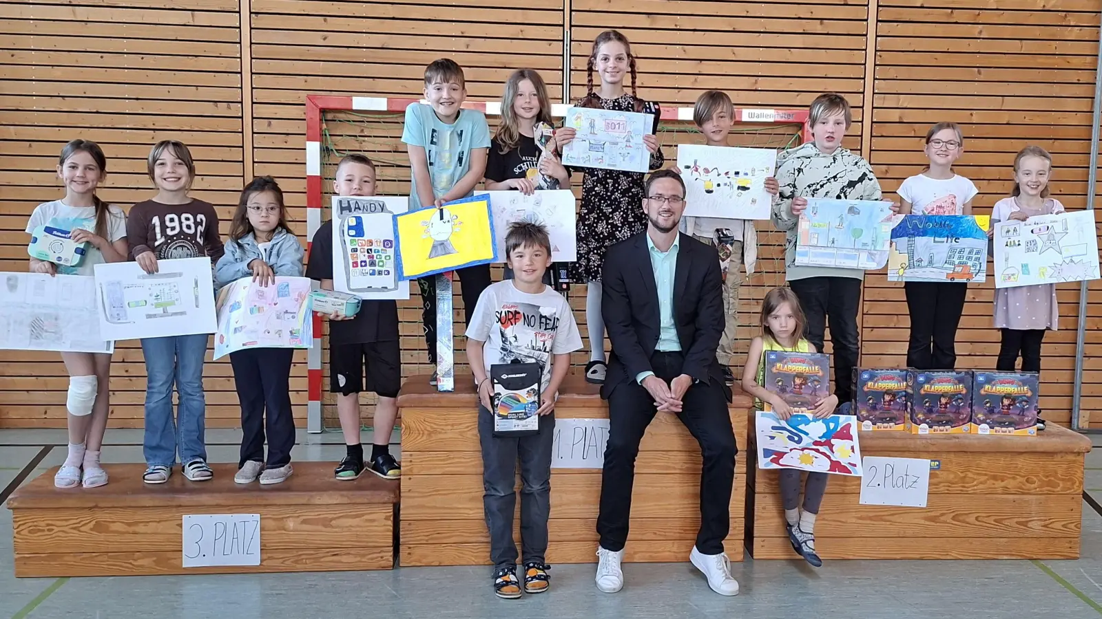 Die Künstlerinnen und Künstler der Grundschule Tandern mit dem Geschäftsleiter der VR Bank in Jetzendorf (Helmut Schmidt; Mitte). (Foto: VR Dachau)