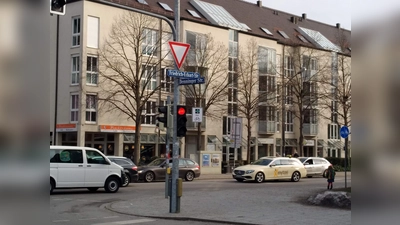 Mehr Freiheit für Fahrradfahrer: Wo die Denninger Straße und die Friedrich-Eckardt-Straße aufeinander treffen, dürfen Radler nun auch bei "Rot" rechts abbiegen. (Foto: ahi)