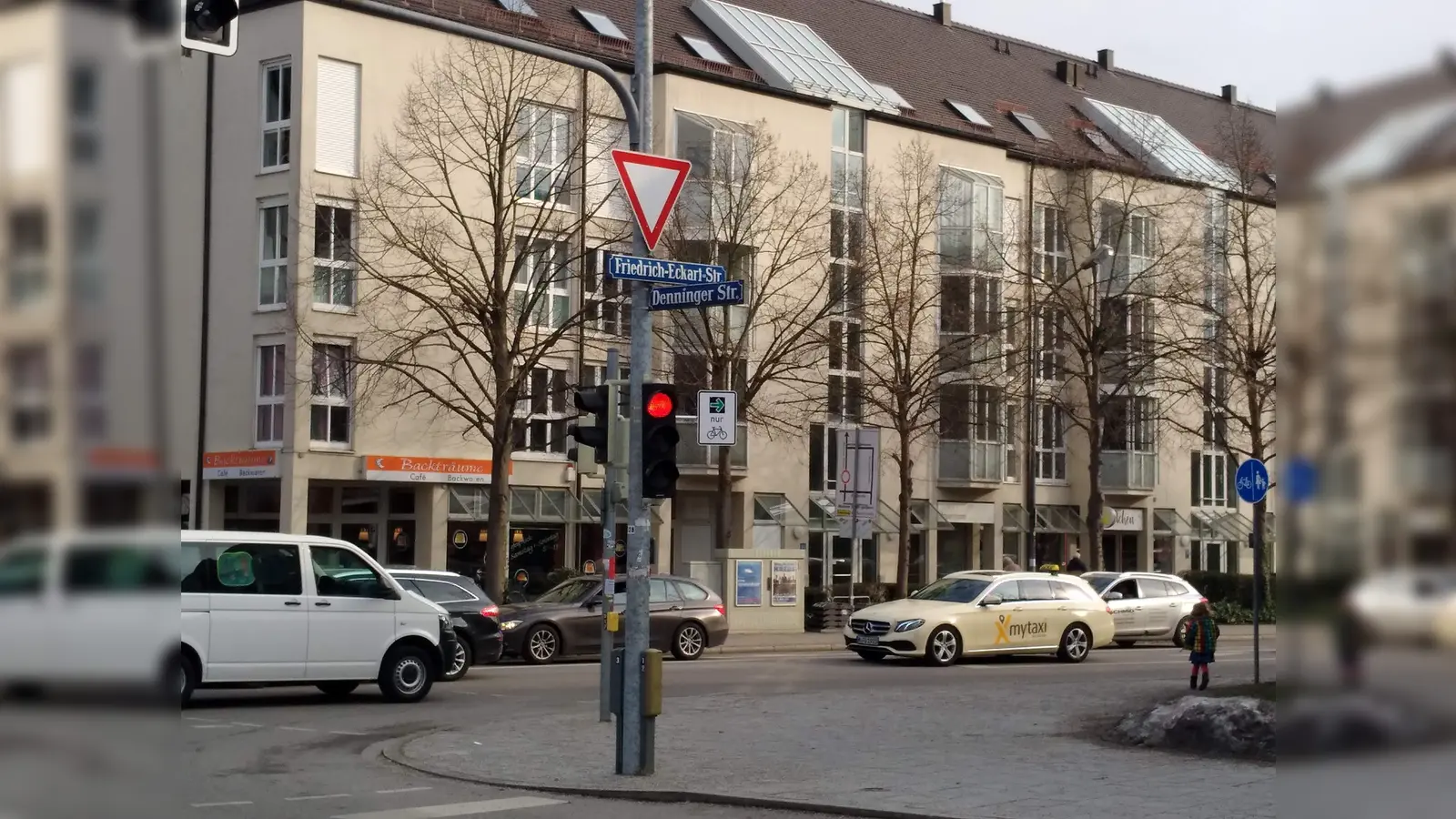 Mehr Freiheit für Fahrradfahrer: Wo die Denninger Straße und die Friedrich-Eckardt-Straße aufeinander treffen, dürfen Radler nun auch bei "Rot" rechts abbiegen. (Foto: ahi)