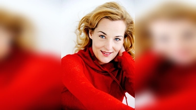 Im spätsommerlichen Schlösslgarten gibt es einen kulturellen Hochgenuss mit Schauspielerin Christiane Mudra. (Foto: Jeanne Degraa.)