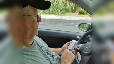 Das Smartphone am Steuer zu benutzen, ist nicht ohne Grund verboten – das Unfallrisiko ist hoch. (Foto: BettinaF/pixelio.de )