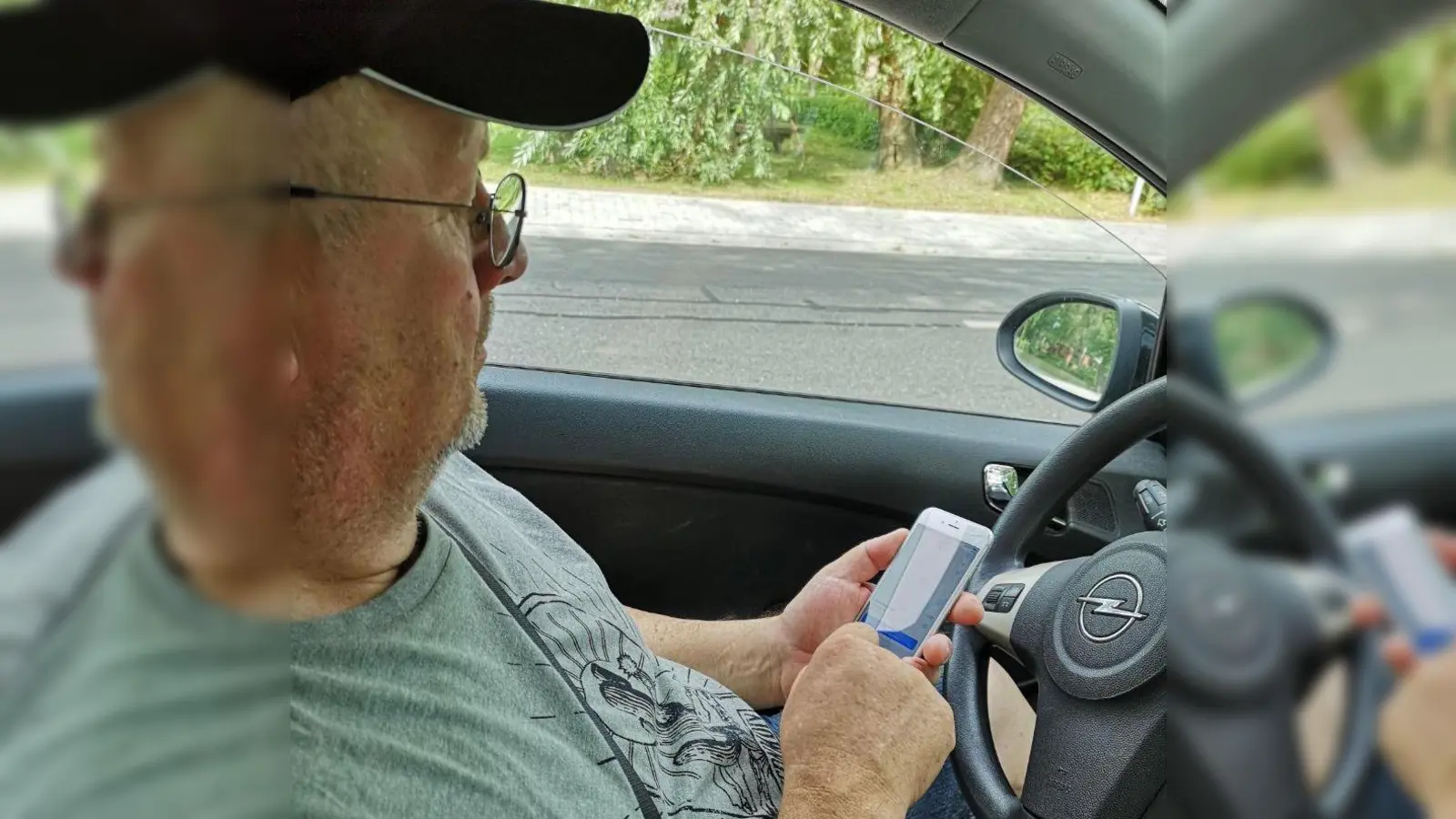 Das Smartphone am Steuer zu benutzen, ist nicht ohne Grund verboten – das Unfallrisiko ist hoch. (Foto: BettinaF/pixelio.de )